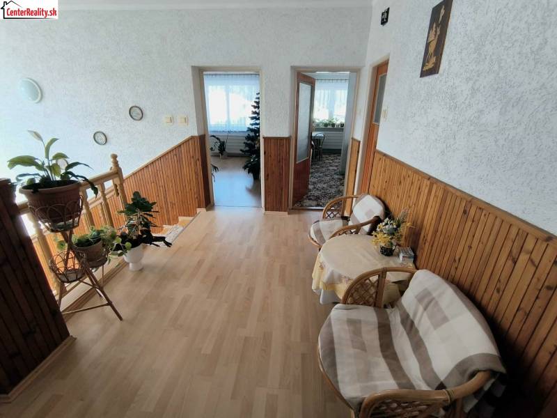 Innenraum eines Einfamilienhauses mit Treppe, Holzboden und geräumigem Flur.