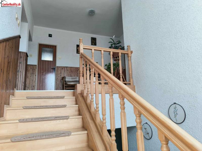 Einfamilienhaus mit Holztreppe, Wandverkleidung und Dekoration.