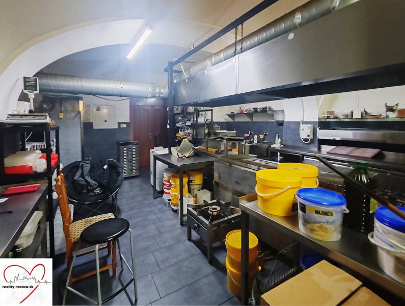 Küchenräume mit Ausstattung und Geschirr, bereit zur Nutzung im Gastronomiebereich.