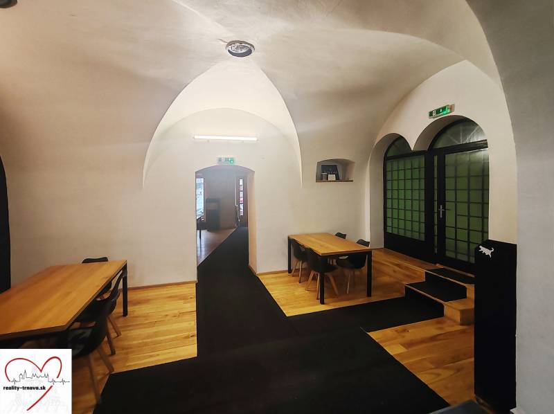 Gastronomische Räume mit Gewölbedecke und Boden in Holzoptik.