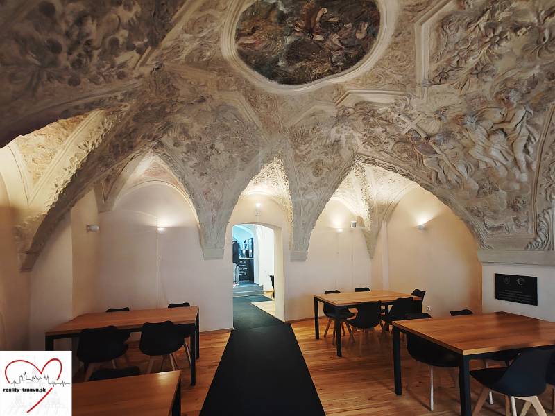 Innenraum von Gastronomiebereichen mit ornamentaler Decke und Boden mit Holzdekor.