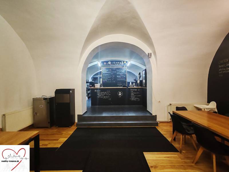 Innenräume von Gastronomiebereichen mit Gewölben, Tafelflächen und einem Boden in Holzoptik.