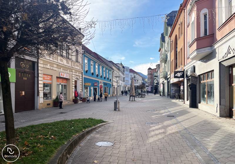 Medveckého Straße in Ružomberok mit Geschäften und Fußgängern, ideal für eine Wohnung mit 5 oder mehr Zimmern.