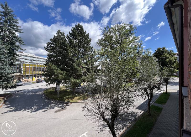 Blick aus einer 5-Zimmer-Wohnung oder größer in der Medveckého-Straße in Ružomberok, umgeben von Bäumen.