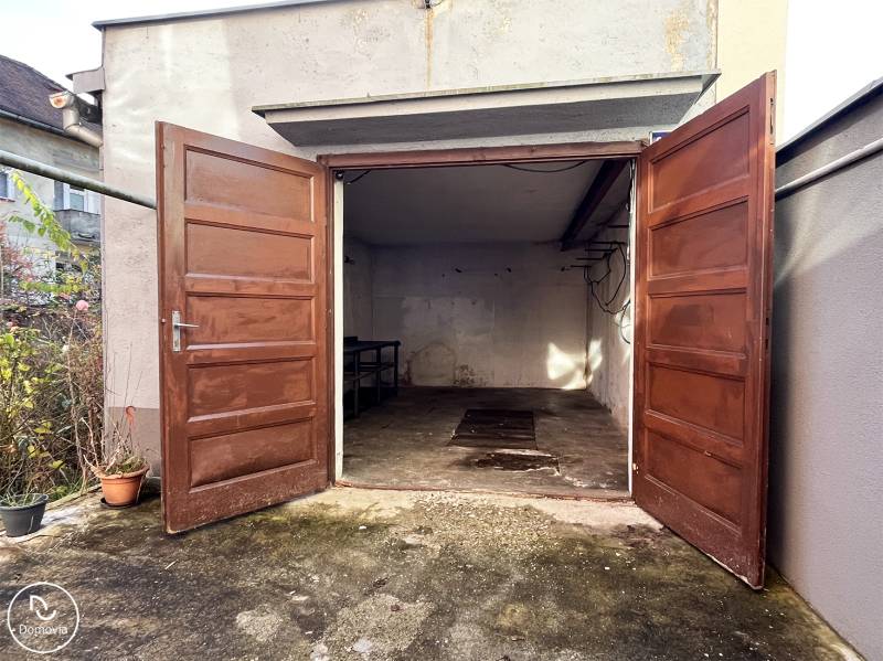 Offene Garage in der Medveckého-Straße in Ružomberok, geeignet für eine Wohnung mit 5 oder mehr Zimmern.