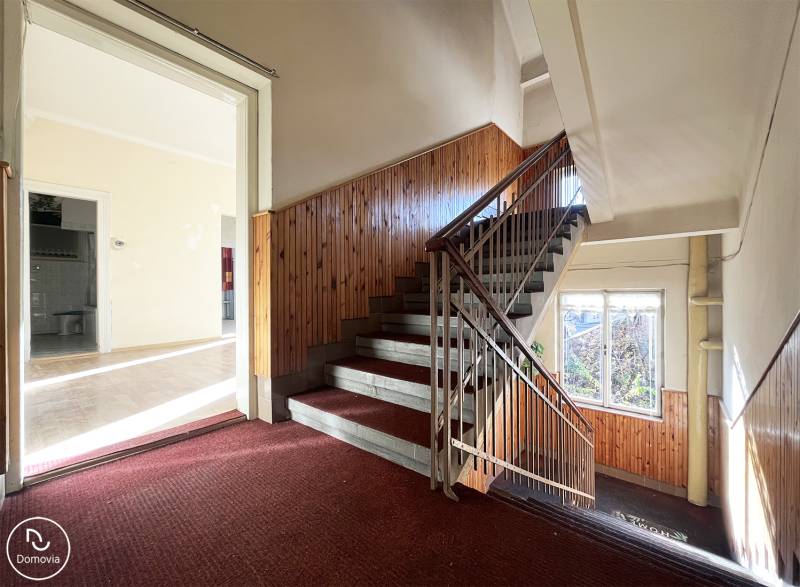 Treppe und Eingang zu einer Wohnung mit 5 oder mehr Zimmern mit einem Boden in Holzoptik.