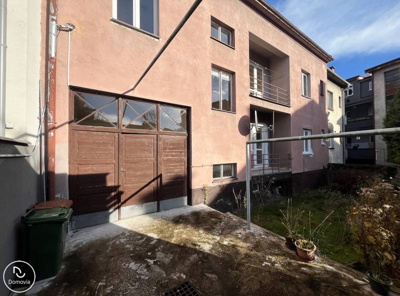 Die Außenansicht des Wohnhauses in der Medveckého-Straße in Ružomberok mit Garage und Hof.