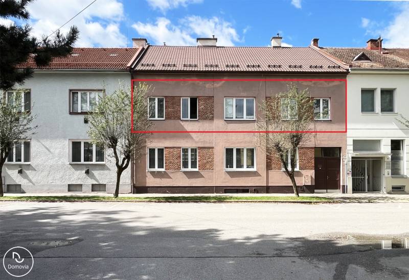 Mehrfamilienhaus in der Medveckého-Straße in Ružomberok mit einer als 5-Zimmer-Wohnung oder größer gekennzeichneten Wohnung.