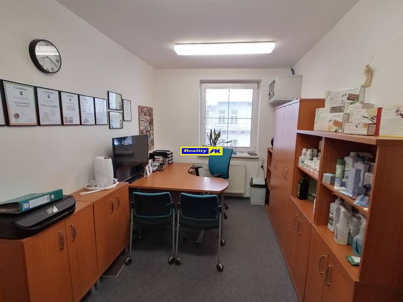 Büros mit Möbeln, Zertifikaten an der Wand und Regalen mit Produkten.