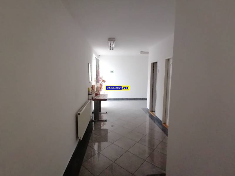 Büroflur mit Fliesen und Dekoration.