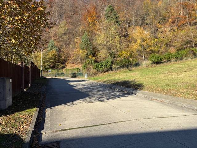 Herbstlandschaft in der Karpatská-Straße in Marianka, ideal für Wohnbaugrundstücke.
