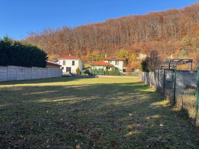 Grundstücke - Wohnen in der Karpatská-Straße in Marianka mit Grünflächen und angrenzenden Häusern.
