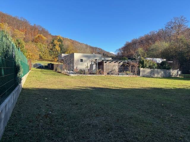 Ein Rasenstück in der Karpatská-Straße in Marianka, umgeben von moderner Architektur und Natur.