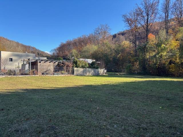 Grünfläche in der Karpatská-Straße in Marianka, umgeben von Wäldern, geeignet zum Wohnen.