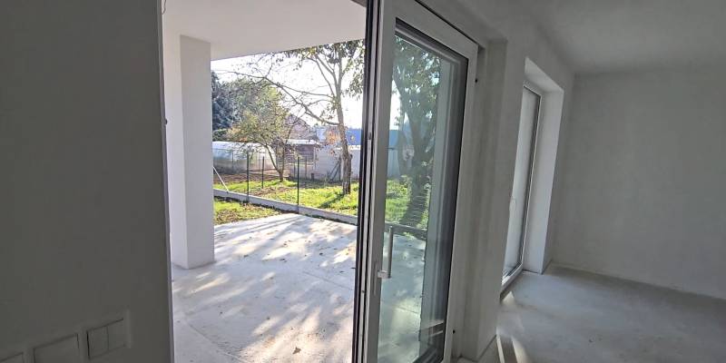 Fenster und Türen im Einfamilienhaus, die zur Terrasse führen, Blick auf den Garten.