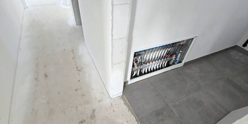 Flur im Einfamilienhaus mit Installationen und Fliesen in Piešťany.