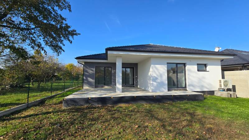 Ein Einfamilienhaus in Piešťany mit Terrasse und grünem Garten.