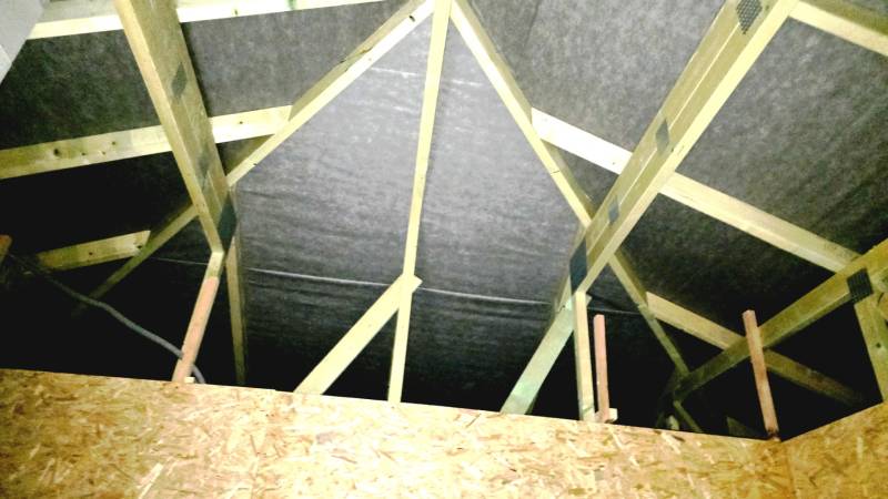 Einfamilienhaus mit Holzdachkonstruktion und OSB-Platten im Dachgeschoss.