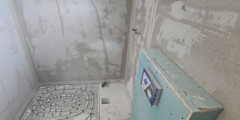 Installation einer Fußbodenheizung im Badezimmer eines Einfamilienhauses.