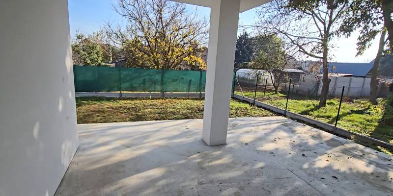 Ein Einfamilienhaus in Piešťany mit Garten, eingezäunter Hof mit Rasen und Bäumen auf dem Grundstück.