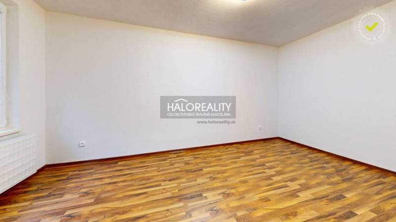 Ein Zimmer mit Holzboden, weiße Wände, leerer Raum, Einzimmerwohnung.