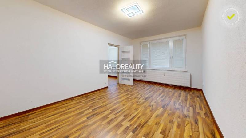 Geräumiges Zimmer mit Holzboden in einer Einzimmerwohnung.