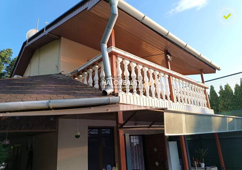 Eine Hütte in Byšta mit einer Terrasse und einer Holzbalkondekoration.