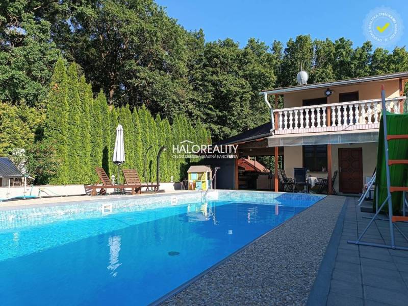 Ein Ferienhaus in Byšta mit einem Pool, einer Terrasse, Bäumen und Gartenmöbeln zur Entspannung.