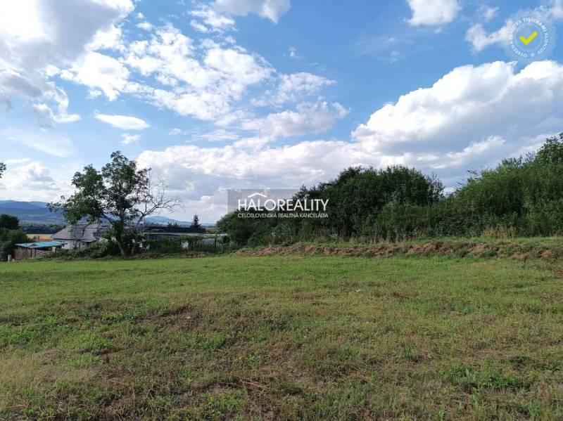 Grundstücke - Wohnen in Čerhov, Grasfläche, Bäume, entfernte Häuser, Hügel, blauer Himmel.