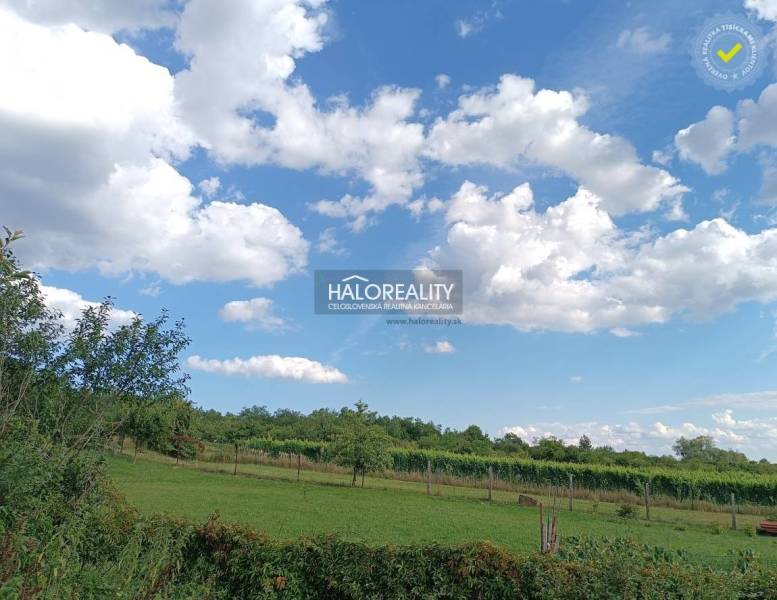 Grundstücke - Wohnen in Čerhov, grüne Wiesen und blauer Himmel mit Wolken.