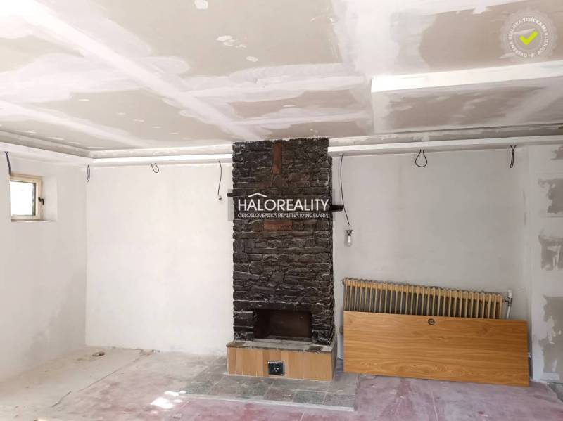 Ein Kamin mit Steinmuster im Inneren eines Einfamilienhauses.