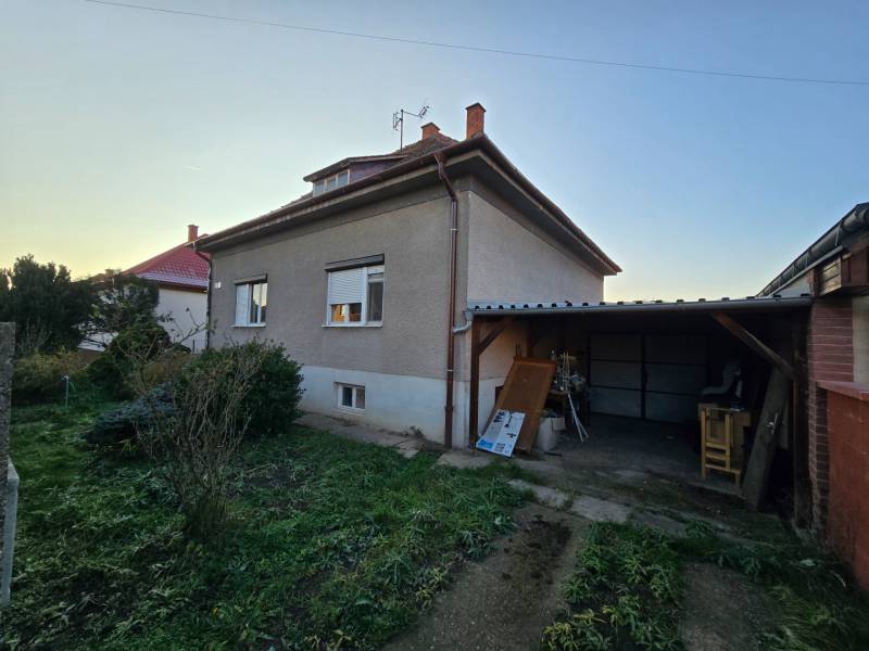 Ein Einfamilienhaus in der Slnečná-Straße in Nové Mesto nad Váhom mit einem Unterstand und Garten.