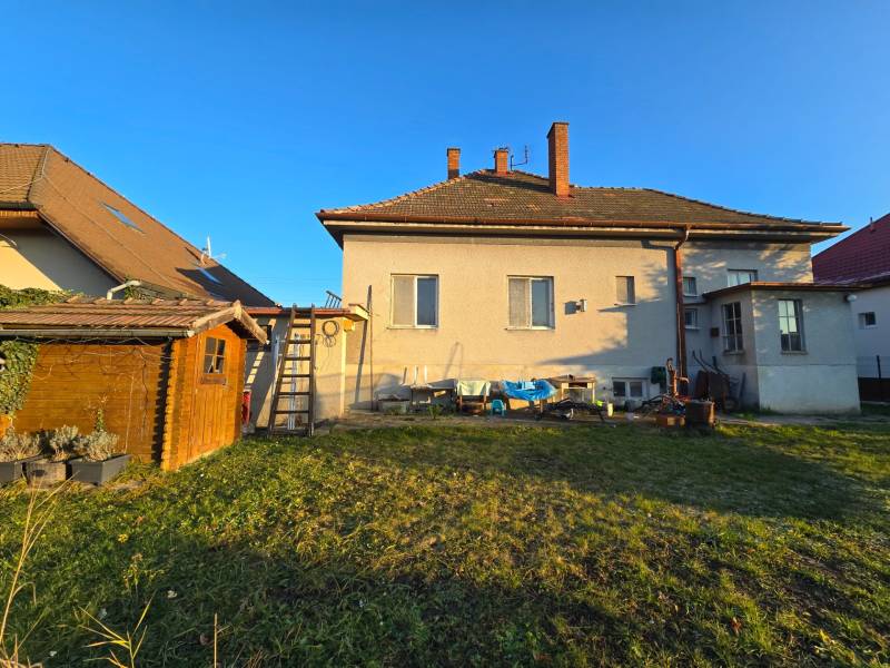 Einfamilienhaus in der Slnečná-Straße in Nové Mesto nad Váhom mit Holzunterstand und Garten.