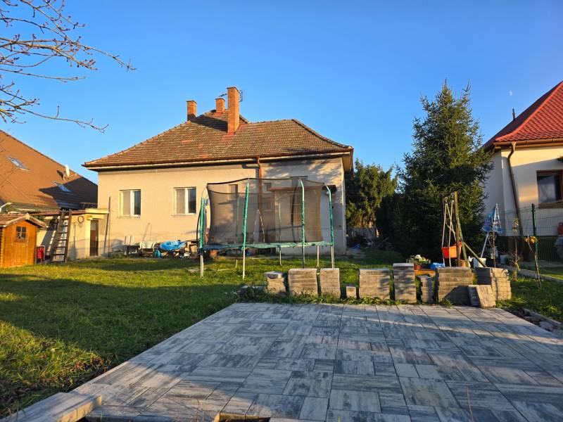 Ein Einfamilienhaus in der Slnečná-Straße in Nové Mesto nad Váhom mit einem Rasen-Garten und einer Terrasse.