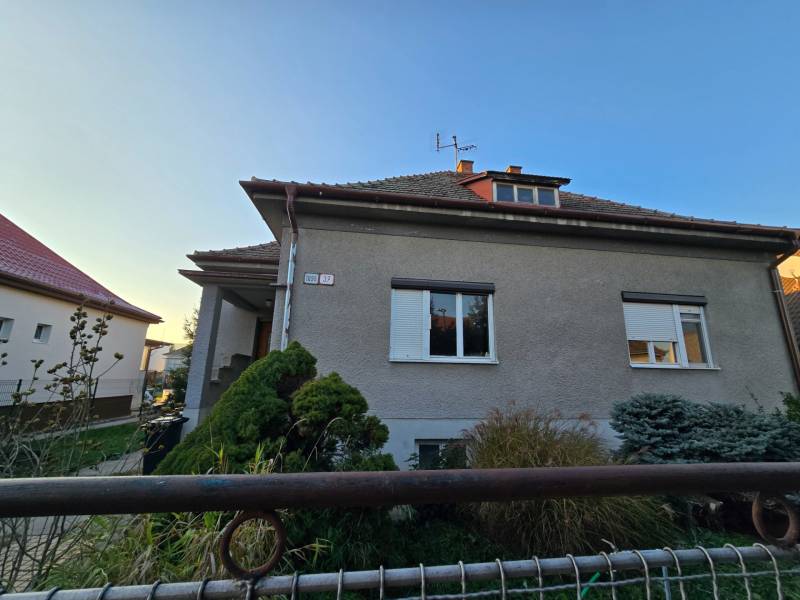 Einfamilienhaus in der Sonnenstraße in Nové Mesto nad Váhom mit Vorgarten und gepflegter Umgebung.