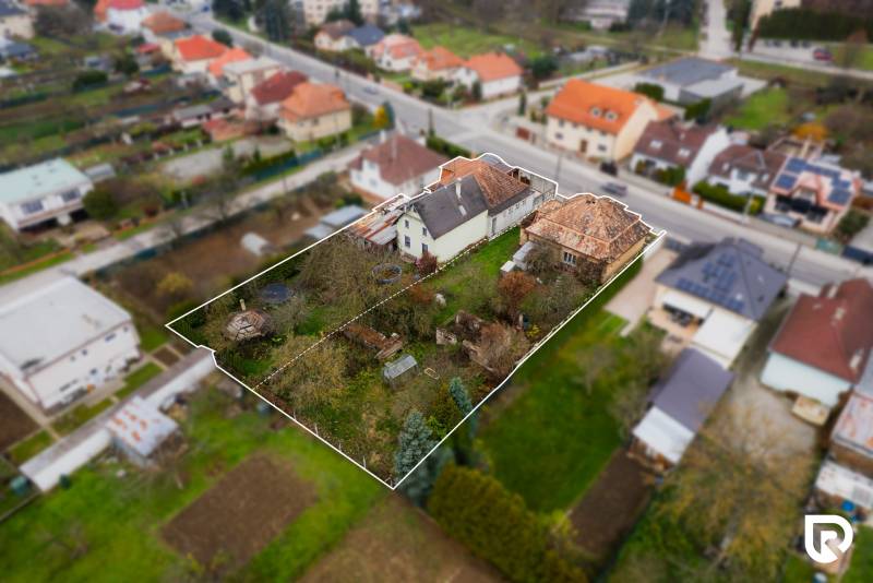 Ein Einfamilienhaus in der Partizánska-Straße in Bánovce nad Bebravou mit einem großen Grundstück.