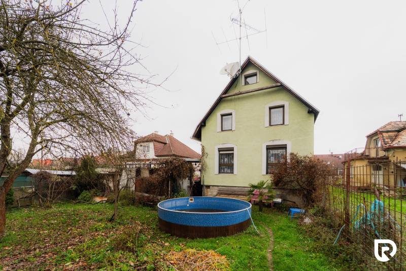 Einfamilienhaus mit Pool in der Partizánska-Straße, Bánovce nad Bebravou, in einer Gartenumgebung.