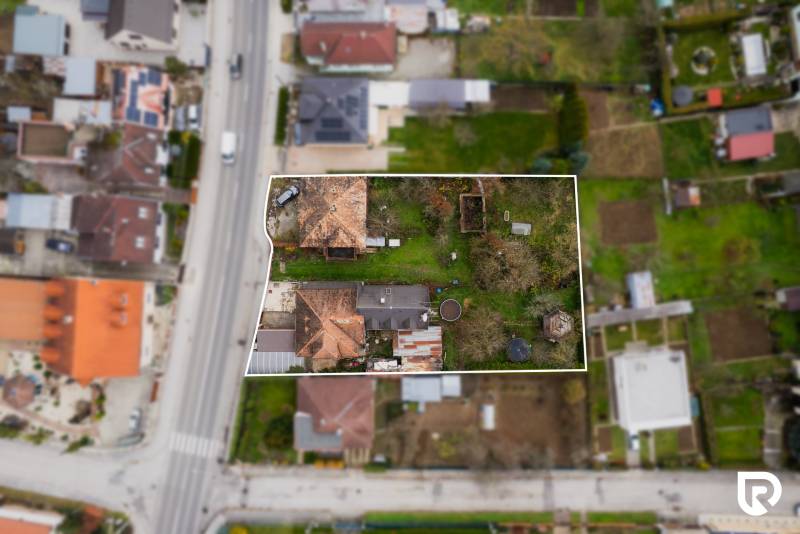 Luftaufnahme eines Einfamilienhauses mit Grundstück in der Partizánska-Straße in Bánovce nad Bebravou.