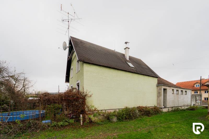 Einfamilienhaus in der Partizánska-Straße in Bánovce nad Bebravou neben einem Garten mit Pool.