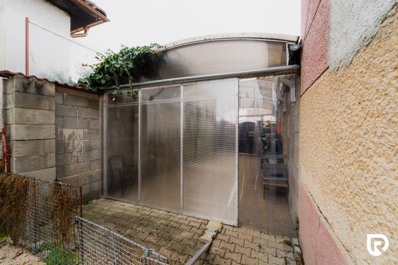 Überdachte Lagerräume bei einem Einfamilienhaus in der Partizánska-Straße in Bánovce nad Bebravou.