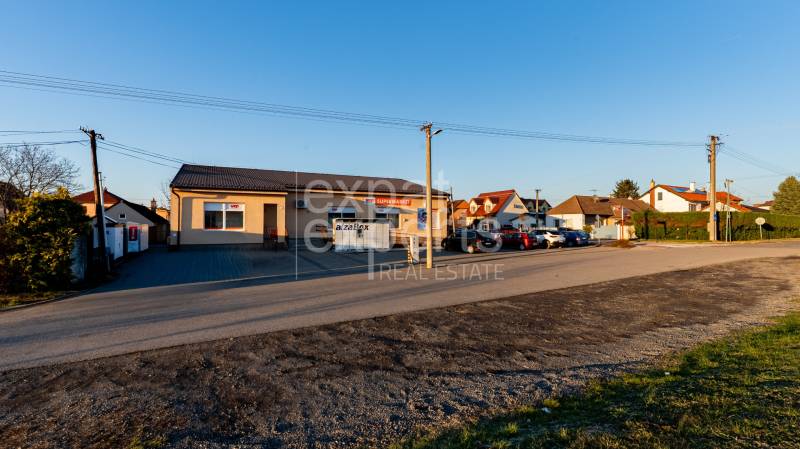 Borovicová-Straße in Lozorno zeigt Grundstücke - Wohnen mit Gebäude und Parken.