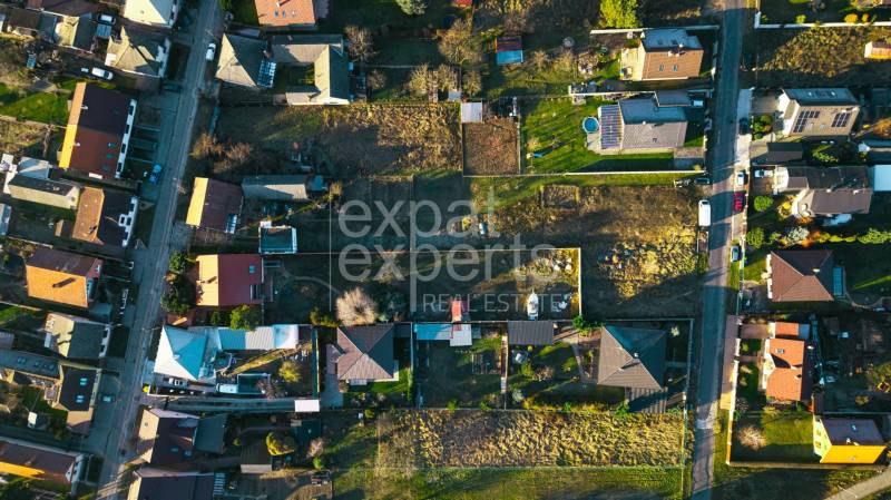 Luftaufnahme von Häusern und Grundstücken in der Borovicová-Straße in Lozorno.