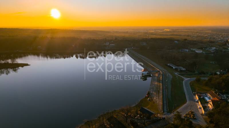 Sonnenuntergang über Lozorno, Kiefernwald. Landschaft und Wasserfläche im Bereich Grundstücke - Wohnen.