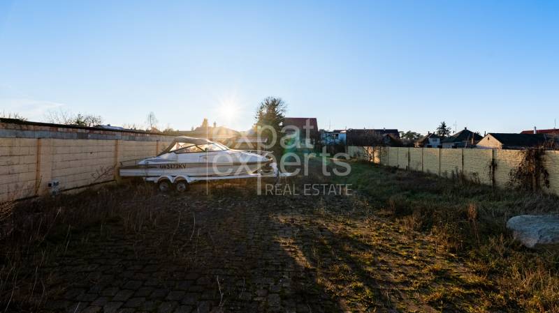 Grundstück in der Borovicova-Straße in Lozorno mit einem Boot und gepflasterter Oberfläche.