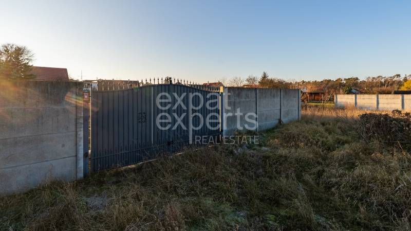 Eingezäuntes Grundstück in der Borovicová-Straße in Lozorno, geeignet zum Wohnen.