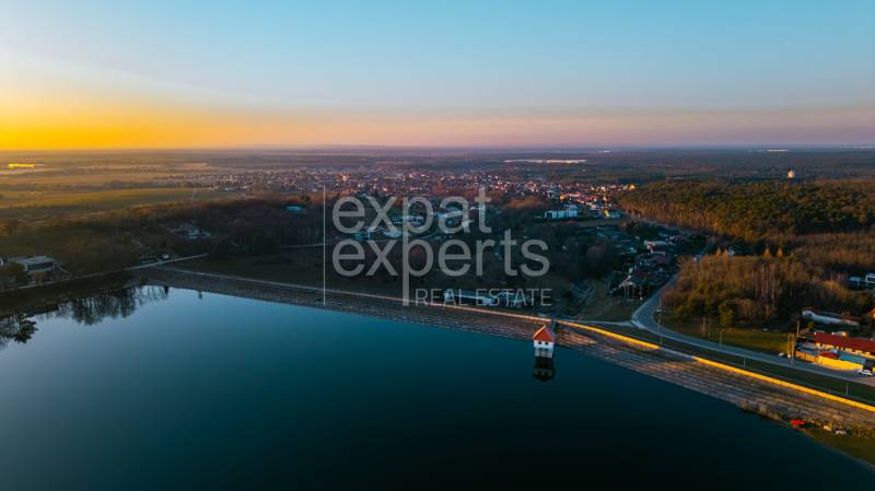 Sonnenuntergang über Lozorno, Borovicová-Straße, der die Naturschönheiten bei den Wohnbaugrundstücken einfängt.