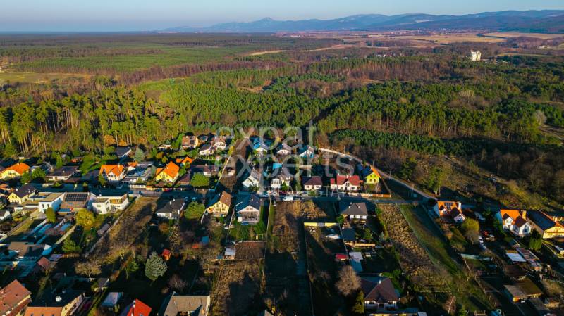 Luftaufnahme von Häusern und Wäldern in der Borovicová-Straße in Lozorno, Grundstücke - Wohnen.