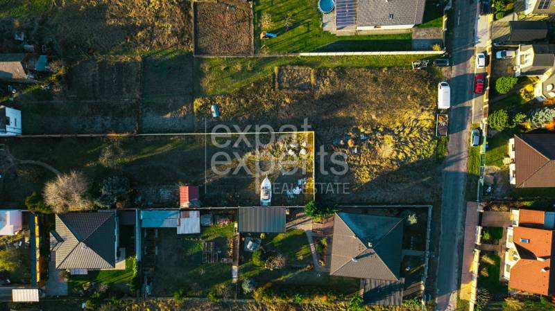 Luftaufnahme von Grundstücken in der Borovicová-Straße in Lozorno für Wohnzwecke.