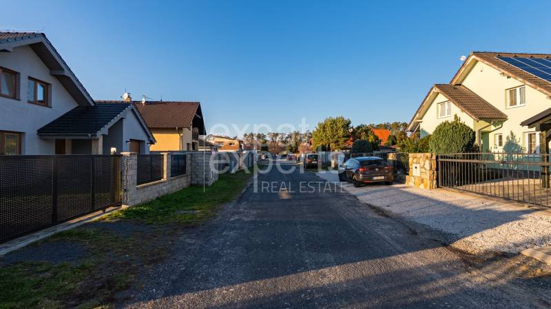 Die Häuser in der Borovicová-Straße in Lozorno bieten ein ruhiges Wohnen auf Grundstücken.