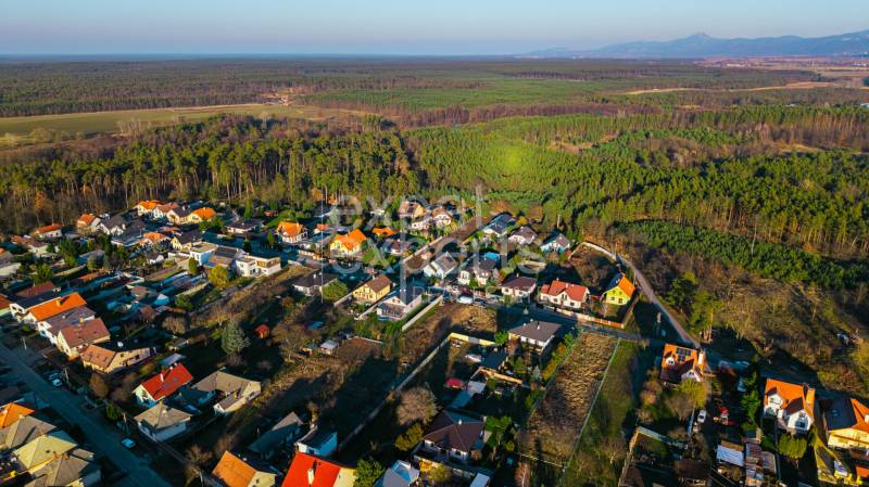 Blick auf das Wohnviertel in Lozorno in der Borovicová-Straße, umgeben von grüner Landschaft. Grundstücke - Wohnen.